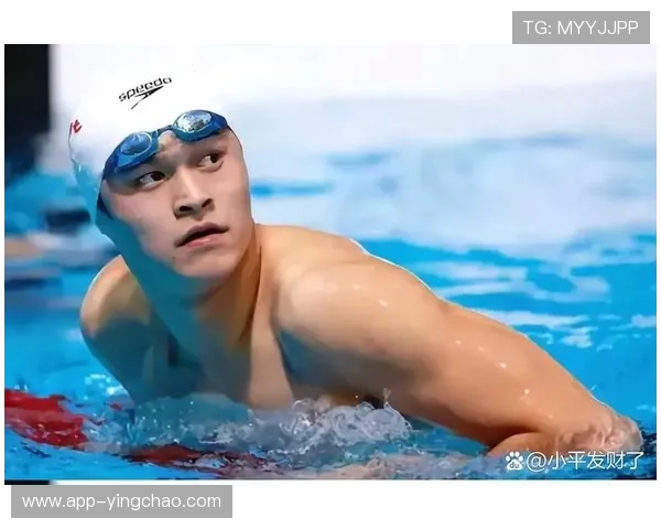 孙杨决赛前第八道凝视泳池,发令枪响前再次鞠躬 孙杨决赛前第八道凝视泳池,发令枪响前再次鞠躬